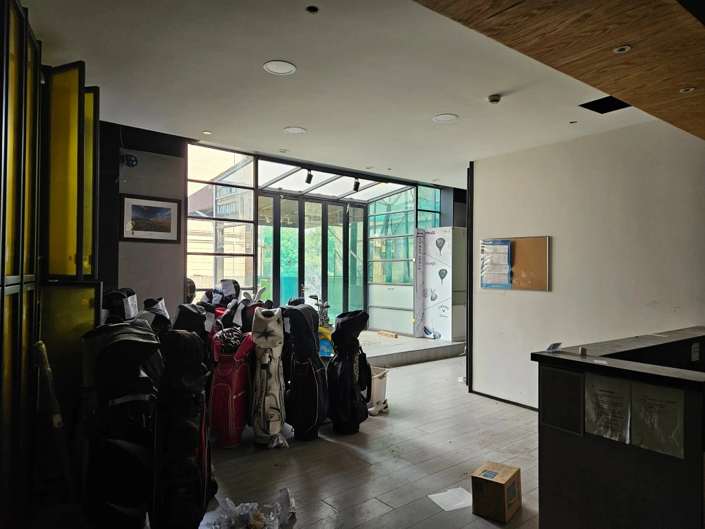展示室内高尔夫行业快速增长与商业机遇的市场画面